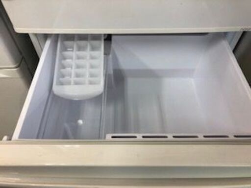 ☆中古 激安！！ AQUA 　アクア　ノンフロン冷凍冷蔵庫　272L　AQR-271E(W) 形　2016年製　幅60cm×奥行き67cm×高さ142cm　　KD069 ￥25800！！