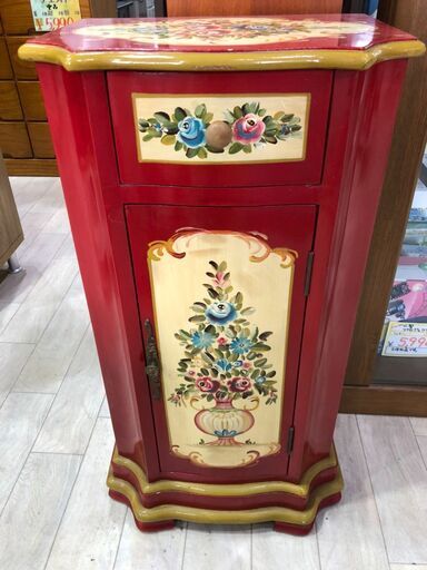収納棚　レトロ　モダン風