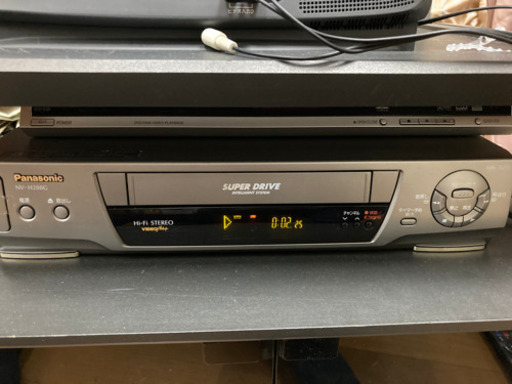 レトロなブラウン管モニターでVHSビデオを楽しめます。四点セット