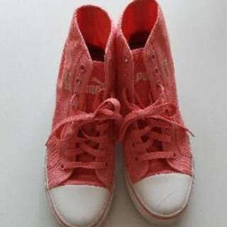 プーマ・ハイカットスニーカーの画像