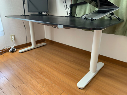 オフィスデスクと椅子