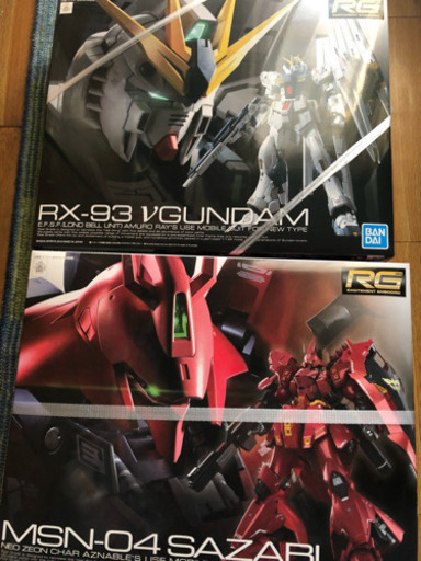 RGνガンダムとRGサザビー