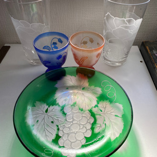 きれいなステンドグラス風食器セットの画像