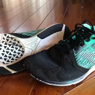 NIKE1000円　ニューバランス500円の画像
