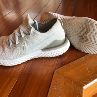 NIKE1000円　ニューバランス500円