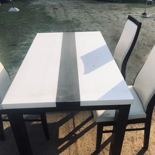 ダイニングテーブルと椅子3脚の画像