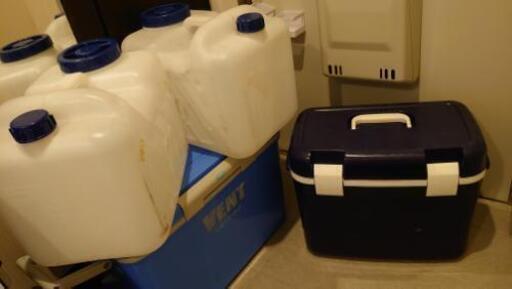 決まりました。ありがとうございます。クーラーボックス二個。水容器２０L二個。汚れありますが穴などはないです。全部セットでお願いします。