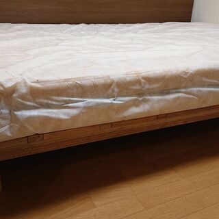 至急処分　シンプルなスプリングマットのセミダブルベッド