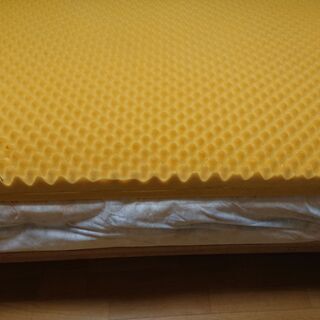 至急処分　シンプルなスプリングマットのセミダブルベッドの画像