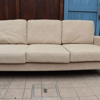 MOMO natural(モモナチュラル)のPHONO ワイド3人掛けソファーです。カバーリングタイプのメンテナンス性にも優れるトリプルソファー。カフェ風のインテリアや北欧スタイルに♪