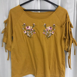 ハニーズ Tシャツ 未使用 刺繍 花柄 マスタードイエロー
