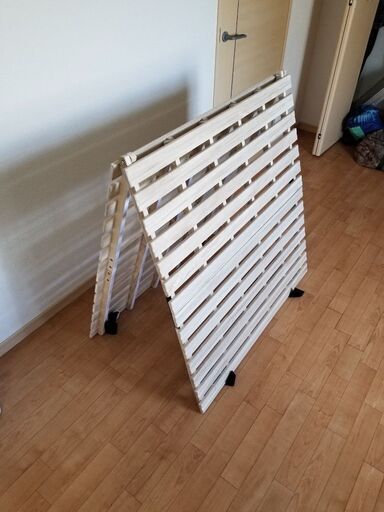 タンスのゲン すのこマット シングル 二つ折り 耐荷重180kg ベッドフレーム 折りたたみ ベッド 二つ折りタイプ リブ加工 天然桐 AM 000078 【51280】