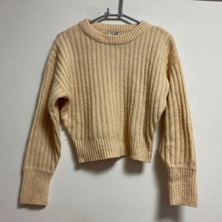 短め丈のベージュセーター