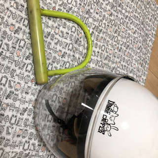 女性用ヘルメットと鍵