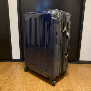 中型スーツケース　ネイビーの画像