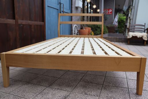 人気の無印良品(MUJI)のタモ材 シングルベッドフレームです。スッキリとした北欧スタイルのシンプルなデザインは圧迫感を感じさせず、2