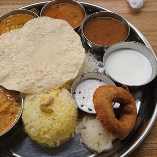 エスニック料理を食べながら、楽しい話をして、人生を楽しもう！