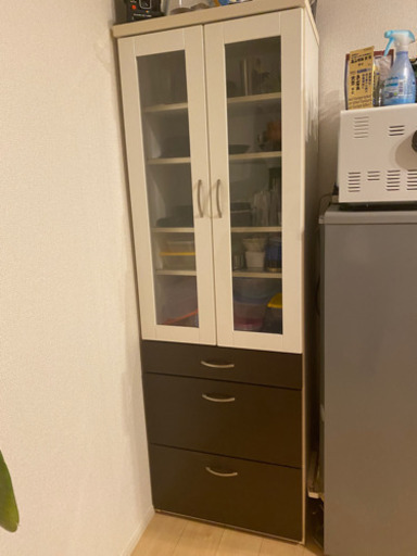 モダンな食器棚☆どんなお部屋にも合いやすい！