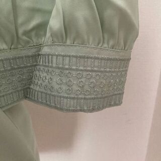 新品　大幅値下げ！　薄グリーンVネック 半袖ブラウス 襟・袖口刺繍レースの画像