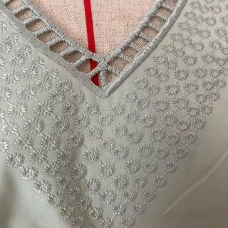 新品　大幅値下げ！　薄グリーンVネック 半袖ブラウス 襟・袖口刺繍レースの画像
