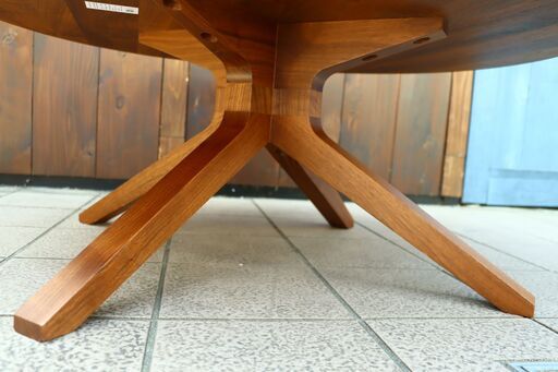 イギリスCASE社のMatthew Hilton(マシュー・ヒルトン)デザインCross Round Coffee Table。ウオー