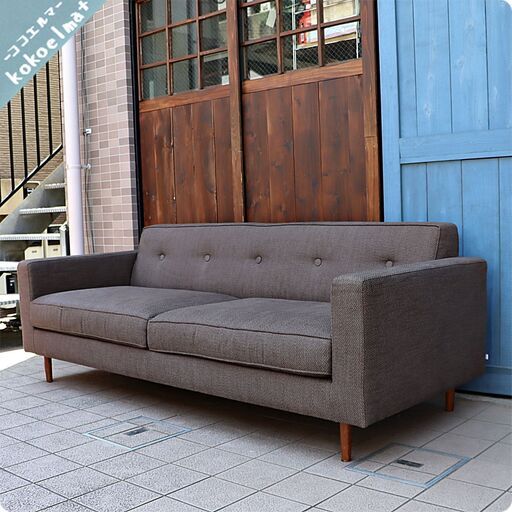 イギリスCASE社のMatthew Hilton(マシュー・ヒルトン)デザインMOULTON 3人掛けソファ。ボタンがアクセントのミッドセンチュリーデザインのトリプルソファはブルックリンスタイルに。