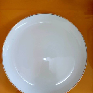 白色の大皿３枚の画像