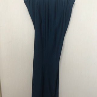 青パンツスーツの画像