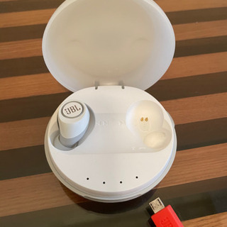 【充電器＋左耳】JBL free X  イヤホン（左）/充電器 /充電コード /耳のスペアゴム未使用8個の画像