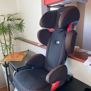 タカタ社製 ISOFIX チャイルドシート ジュニアシート ブラック