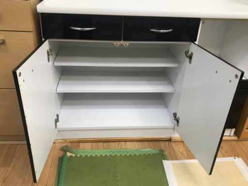 【リサイクルサービス八光　田上店　配達・設置OK】エナメルブラック&ホワイト　大型食器棚　2口コンセント付