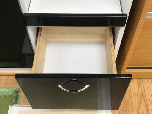 【リサイクルサービス八光　田上店　配達・設置OK】エナメルブラック&ホワイト　大型食器棚　2口コンセント付