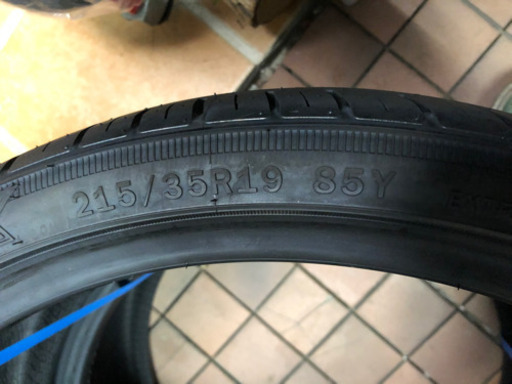 別サイトで売れました。新品未使用タイヤ　ZEETEX 215/35/R19 2本