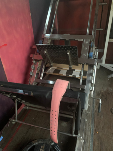 レッグプレスマシーン