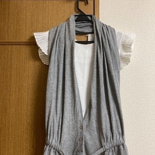 ベスト　グレーデザインベストの画像