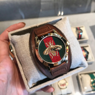 【GUCCI】ミディアムウォッチ　ハチ GUCCI】ミディアムウォッチ ハチ