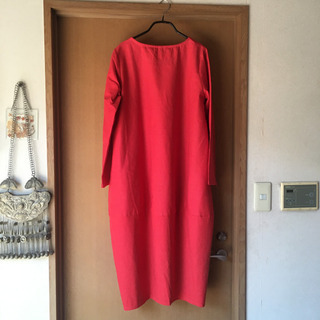 膝下丈　長袖赤色ワンピース　春秋向け　両ポケット付き　Lサイズの画像