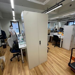 白い鍵付きのオフィス棚差し上げます。事務所の書類整理におすすめです。の画像