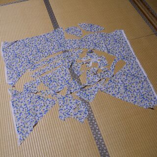 布・生地(はぎれ)グレー地で青白黄色の小花柄　[No.23]の画像