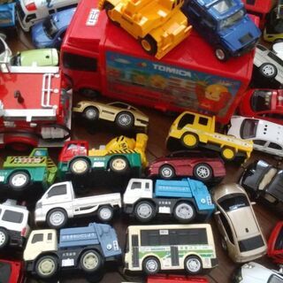 トミカより大きいサイズのミニカー　たくさん