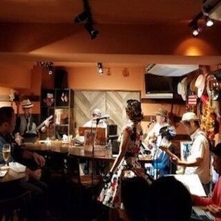 銀座のお洒落なバーの生バンドでハワイアン♪