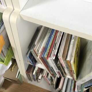 白い本棚　幅90×高さ200×奥行き16～26cm程度の画像