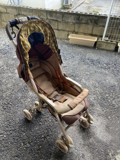 combiベビーカー