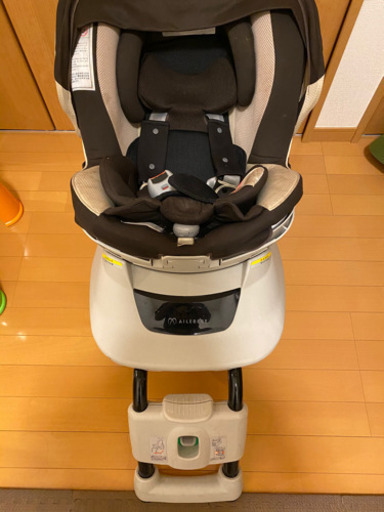 エールべべ チャイルドシート 新生児から 360度回転