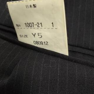紺色のスーツ
