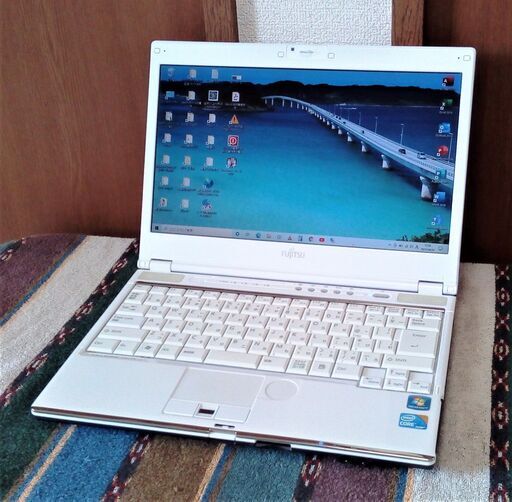 ?FUJITSU/アーバンホワイト✨/コンパクトサイズ/高性能?Core i3/大容量！HDD320GB/快適♬メモリ4GB/HDMI