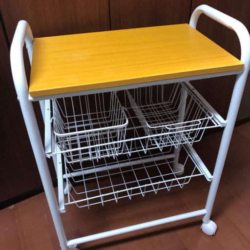 美品 3段 ワゴン 可動式バスケット付 キャスター付き \u0026 白いカゴ キッチンワゴン　サイドテーブル　隙間収納　配膳ワゴン
