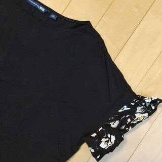 ユニクロ黒Ｔ フリル袖 Mの画像
