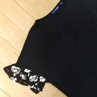 ユニクロ黒Ｔ フリル袖 Mの画像