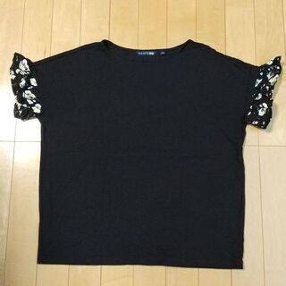 ユニクロ黒Ｔ フリル袖 M